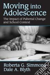 Moving into Adolescence libro in lingua di Simmons Roberta G., Blyth Dale A.