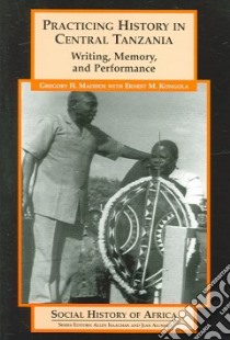 Practicing History in Central Tanzania libro in lingua di Maddox Gregory H., Kongola Ernest M.