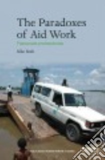 The Paradoxes of Aid Work libro in lingua di Roth Silke