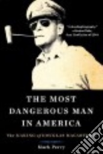 The Most Dangerous Man in America libro in lingua di Perry Mark