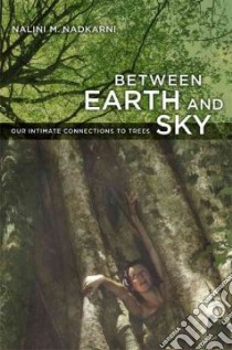 Between Earth and Sky libro in lingua di N  Nadkarni