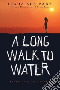 A Long Walk to Water libro in lingua di Park Linda Sue