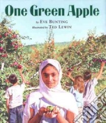 One Green Apple libro in lingua di Bunting Eve, Lewin Ted (ILT)