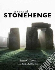 A Year at Stonehenge libro in lingua di Davies James O., Pitts Mike (INT)