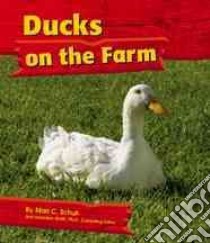 Ducks on the Farm libro in lingua di Schuh Mari C.
