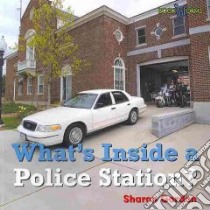 What's Inside a Police Station? libro in lingua di Gordon Sharon