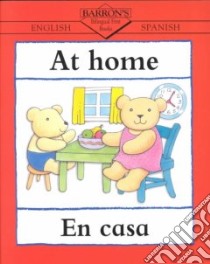 At Home/En Casa libro in lingua di Beaton Clare