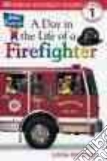 A Day in the Life of a Firefighter libro in lingua di Hayward Linda