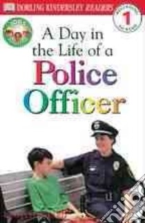 A Day in the Life of a Police Officer libro in lingua di Hayward Linda