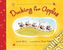 Ducking for Apples libro in lingua di Berry Lynne, Nakata Hiroe (ILT)