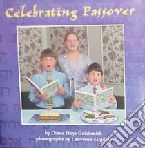Celebrating Passover libro in lingua di Hoyt-Goldsmith Diane, Migdale Lawrence (PHT), Migdale Lawrence (ILT)