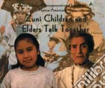 Zuni Children and Elders Talk Together libro in lingua di Kavasch E. Barrie