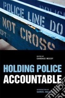 Holding Police Accountable libro in lingua di McCoy Candace (EDT), Walker Samuel (INT)
