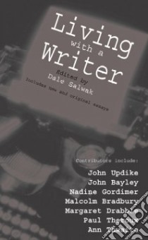 Living With a Writer libro in lingua di Salwak Dale (EDT), Updike John (CON), Bayley John (CON), Gordimer Nadine (CON), Bradbury Malcolm (CON), Drabble Margaret (CON), Theroux Paul (CON), Thwaite Ann (CON)