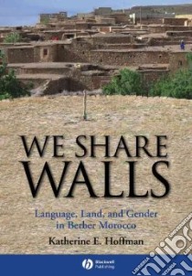 We Share Walls libro in lingua di Hoffman Katherine E.