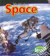 We Work in Space libro in lingua di Aylmore Angela