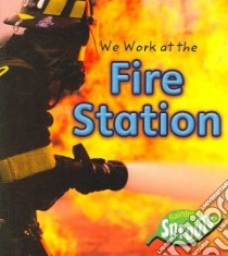 We Work at the Fire Station libro in lingua di Aylmore Angela