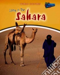 Living in the Sahara libro in lingua di Barber Nicola