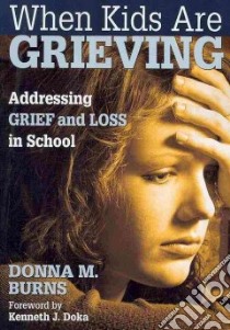 When Kids Are Grieving libro in lingua di Burns Donna M., Doka Kenneth J. (FRW)