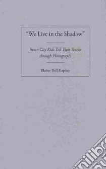 We Live in the Shadow libro in lingua di Kaplan Elaine Bell