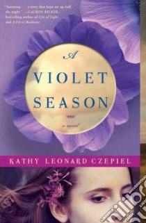 A Violet Season libro in lingua di Czepiel Kathy Leonard