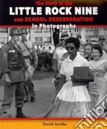 The Story of the Little Rock Nine and School Desegregation in Photographs libro in lingua di Aretha David