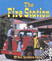 The Fire Station libro in lingua di Saunders-Smith Gail