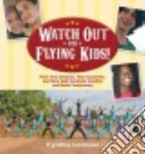 Watch Out for Flying Kids! How Two Circuses, Two Countries, and Nine Kids Confront Conflict and Build Community libro in lingua di Levinson Cynthia