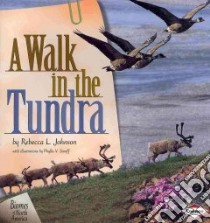 A Walk in the Tundra libro in lingua di Johnson Rebecca L., Saroff Phyllis V. (ILT)