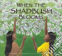 When the Shadbush Blooms libro in lingua di Messinger Carla, Katz Susan, Fadden David Kanietakeron (ILT)