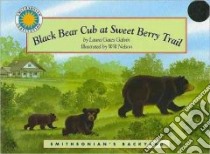 Black Bear Cub at Sweet Berry Trail libro in lingua di Galvin Laura Gates, Nelson Will (ILT)