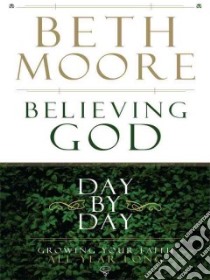 Believing God Day by Day libro in lingua di Moore Beth