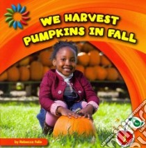 We Harvest Pumpkins in Fall libro in lingua di Felix Rebecca