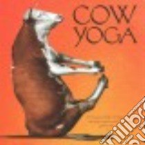 Cow Yoga libro in lingua di Willow Creek Press (COR)