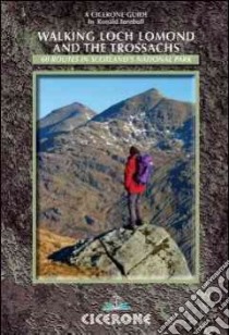 Walking Loch Lomond and The Trossachs libro in lingua di Ronald Turnbull