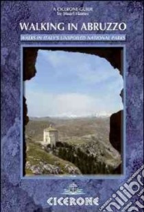 Walking in Abruzzo libro in lingua di Haines Stuart