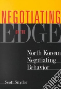 Negotiating on the Edge libro in lingua di Snyder Scott