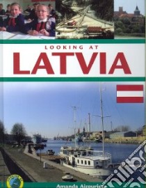 Looking at Latvia libro in lingua di Aizpuriete Amanda