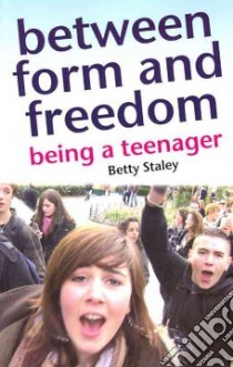 Between Form and Freedom libro in lingua di Staley Betty