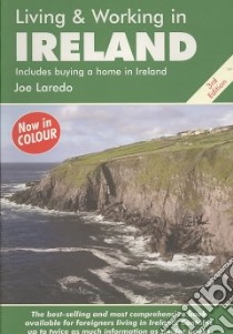 Living & Working in Ireland libro in lingua di Laredo Joe
