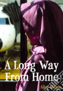 A Long Way from Home libro in lingua di Walsh Alice