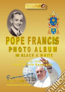 Pope Francis photo album in black & white. Ediz. italiana e inglese. Vol. 1 libro di Felleti Sergio